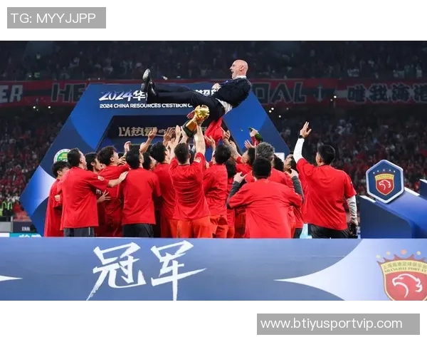 海港队在主教练穆斯卡特的带领下全力备战重返赛场迎接新挑战